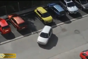 Женщина паркуется