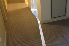 Дверная пружина из вилки