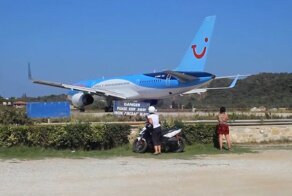 Никогда не стойте позади взлетающего самолета