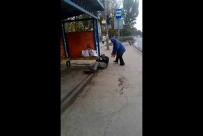 Пьяная бандера на остановке