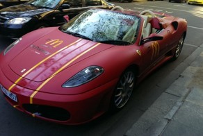 В Австралии McDonald's развозит еду на Lamborghini и Ferrari