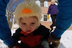 Малыши впервые видят снег