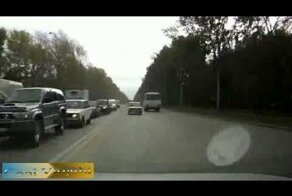 Нельзя обгонять с правой стороны!