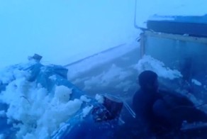 В Якутии местные жители пытаются вытащить трактор