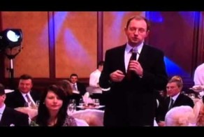 Поцелуй Азарова и Яценюка