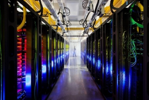 Редкая возможность заглянуть внутрь гигантских дата-центров Google