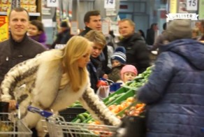 Покупатели и работники минского магазина запели оперу
