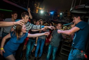 Когда настоящая красотка отрывается в ночном клубе