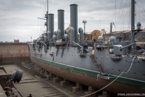 Аврора и Красин в доках Кронштадта