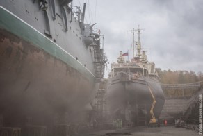 Аврора и Красин в доках Кронштадта. Спускаемся вниз