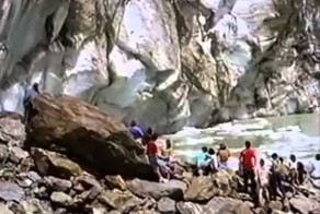 Упал огромный ледник и смыл людей