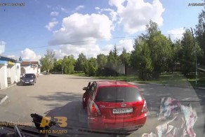 Девушка заезжает в гараж