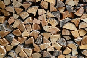 Где и как хранить дрова на даче
