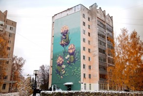Сюрреализм на стене дома