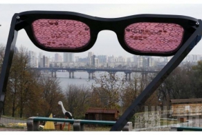 Казалось бы, куда уж дальше? Киев: Розовые очки!