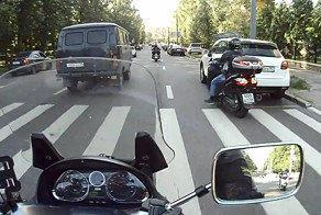 Мотоциклист вписался в припаркованный Porsche