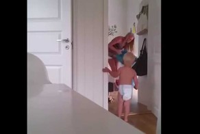 Мама безуспешно пытается уложить спать близнецов