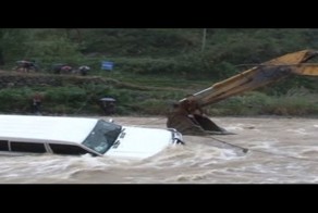 Экскаватор спас водителя из тонущего автомобиля