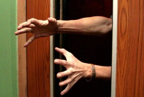 Объявление возле лифта (Развод)