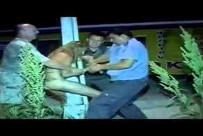 Спайс-эффект. Голая девка бегает по дороге