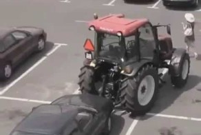 Блондинка на тракторе