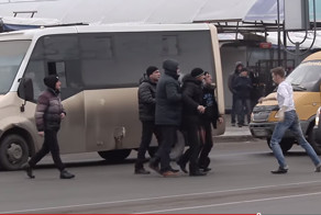 Омичи напали на водителя, который попытался убрать пьяного с дороги