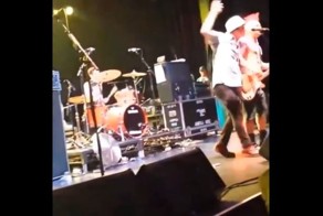 Панк-рокер из группы NOFX вырубил надоедливого поклонника