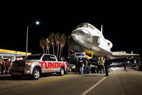 Пикап Toyota Tundra отбуксировал 70-тонный шаттл в музей (4 фото+2 видео)