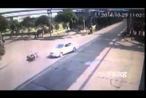 После столкновения водитель мотоцикла загорелся