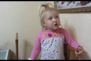 Девочка читает стишок 