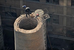 Разбор вручную 45-метровой кирпичной трубы