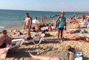 Веселая реклама кукурузы на пляже Крыма