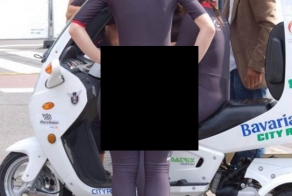 Сможет ли девушка уместиться на таком маленьком скутере?