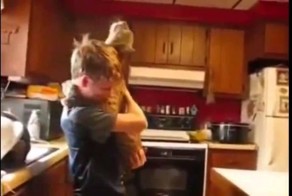 Мальчик и миленький рысь