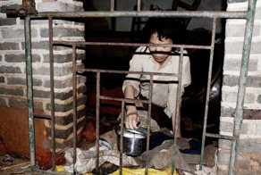 Муж 12 лет держит купленную жену в клетке