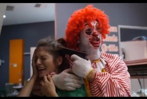 Рональд Из Макдака Мочит Всех в KFC а Гамбургеры устроили Конец Света)