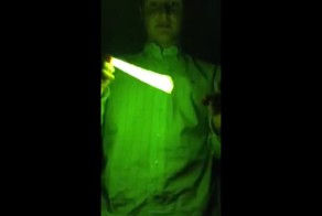 Решил засунуть светящуюся палочку в микроволновку 