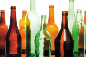 Почему пустую бутылку ставят под стол 