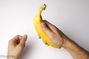 Как нарезать банан, прежде чем очистить его от кожуры