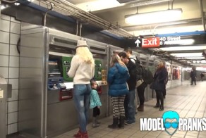 Девушка гуляет в нарисованных джинсах по Нью-Йорку