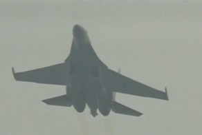 Выступление новейшего российского истребителя Су-35 на авиакосмическом салоне в Китае