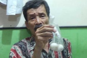 Мужчина-наседка уже 16 лет откладывает яйца