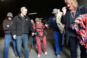 Бабушка отметила столетний юбилей прыжком с парашютом