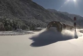  Поезда на заснеженных путях