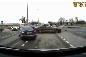 Авария дня 1736. В аварии на остановке в Пушкине пострадали девять человек