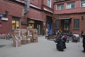 ТК «Дождь» раскидал свое барахло прямо на улице