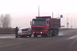 Авария легковушки и КАМАЗа