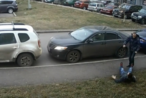 В Петрозаводске мужчина зверски избил соседа за неправильную парковку