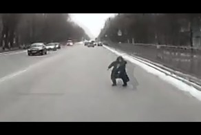 Бросилась под колёса