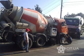 Рискуя жизнью, водитель бетономешалки спас людей на остановке от неуправляемого КАМАЗа (4 фото)